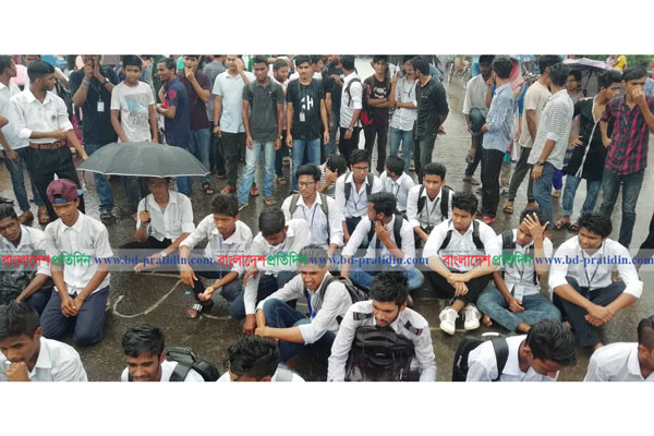 বৃষ্টি উপেক্ষা করে রামপুরা ব্রিজে শিক্ষার্থীদের অবস্থান