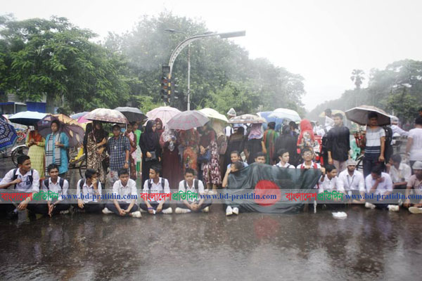 শাহবাগে বৃষ্টির মধ্যেও আন্দোলনে অনড় শিক্ষার্থীরা