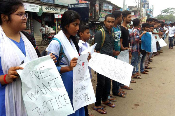 নিরাপদ সড়কের দাবিতে ঝিনাইদহের শিক্ষার্থীরা মাঠে

