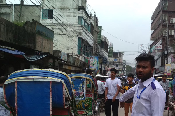 নিরাপদ সড়কের দাবিতে পাবনায় রাজপথে শিক্ষার্থীরা

