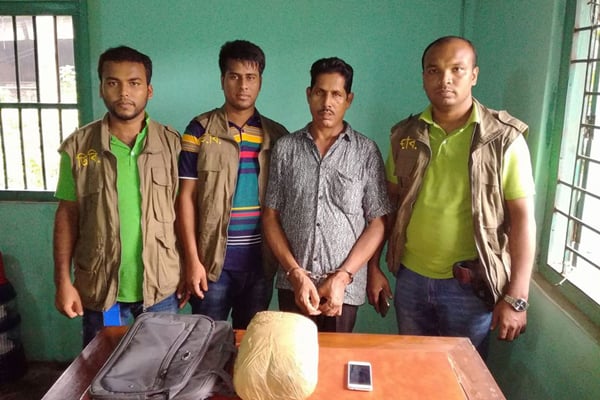 চট্টগ্রামে ট্রেন থেকে গাজাঁসহ আটক ১  

