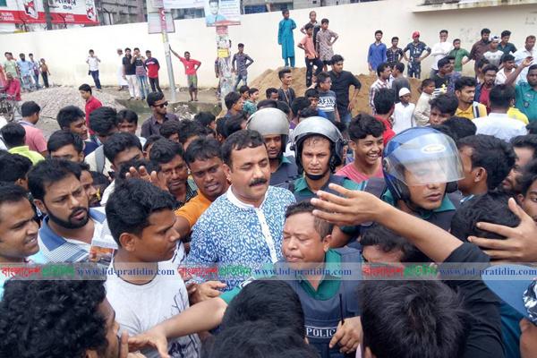 লাইসেন্স দেখাতে না পারায় অবরুদ্ধ এমপি পঙ্কজ দেবনাথ 