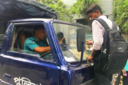 লাইসেন্স না পেয়ে পুলিশের গাড়ি আটকে দেয়ার সেই ছবি ভাইরাল