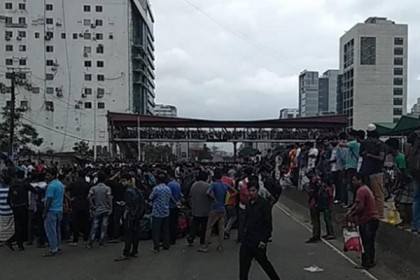 উত্তরায় সড়কে শিক্ষার্থীদের অবস্থান, যান চলাচলে বিঘ্ন