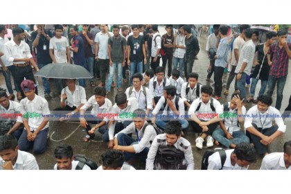বৃষ্টি উপেক্ষা করে রামপুরা ব্রিজে শিক্ষার্থীদের অবস্থান