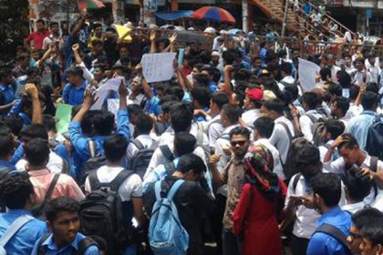 মহাখালীতে শিক্ষার্থীদের সড়ক অবরোধ