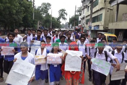 যশোরে বিভিন্ন সড়কে শিক্ষার্থীদের বিক্ষোভ
