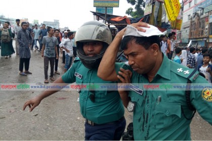 লাইসেন্স না পেয়ে ধস্তাধস্তি, পুলিশের এসআই আহত
