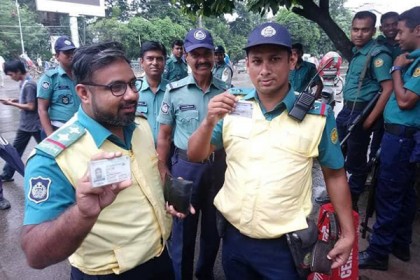 এবার নিজেদের লাইসেন্স দেখাচ্ছেন পুলিশ সদস্যরা