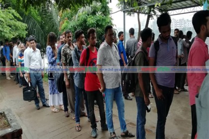 হাতিরঝিলে বাস সার্ভিসও বন্ধ, চাপ বেড়েছে বোট সার্ভিসে