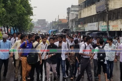 বৃষ্টি উপেক্ষা করে পুরান ঢাকায় শিক্ষার্থীদের বিক্ষোভ
