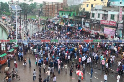 বরিশালে বৃষ্টিতে ভিজে মহাসড়ক অবরোধ শিক্ষার্থীদের