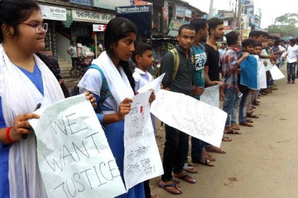 নিরাপদ সড়কের দাবিতে ঝিনাইদহের শিক্ষার্থীরা মাঠে

