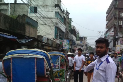 নিরাপদ সড়কের দাবিতে পাবনায় রাজপথে শিক্ষার্থীরা

