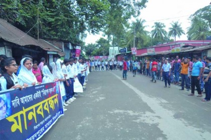 নিরাপদ সড়কের দাবিতে সৈয়দপুরে মানববন্ধন

