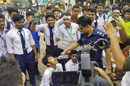 স্লোগান দিয়ে গলা শুকিয়ে গেছে, পানি দিলেন পুলিশ