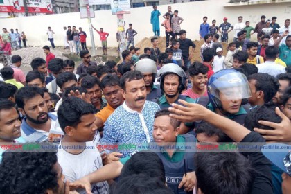 লাইসেন্স দেখাতে না পারায় অবরুদ্ধ এমপি পঙ্কজ দেবনাথ 