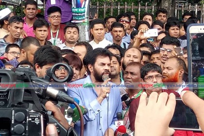 নিরাপদ সড়কের দাবিতে প্রেসক্লাবে নিসচার মানববন্ধন