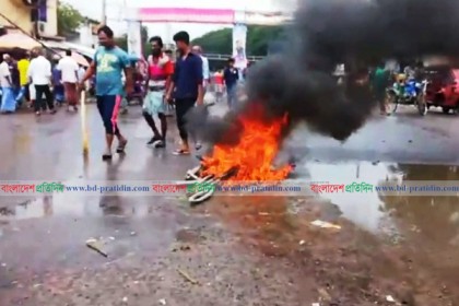 মাদারীপুরে যান চলাচল বন্ধ, পরিবহন মালিক-শ্রমিকদের প্রতিবাদ
