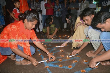 বরিশালে নিরাপদ সড়কের দাবিতে মোমবাতি প্রজ্জ্বলন