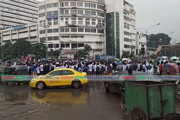 শাহবাগে শিক্ষার্থীদের অবস্থান
