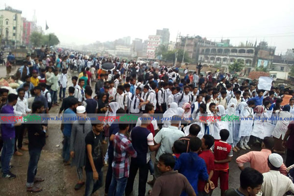 শনির আখড়ায় হাজারো শিক্ষার্থীর অবস্থান