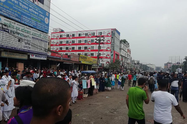 টঙ্গী কলেজ গেইটে শিক্ষার্থীদের বিক্ষোভ, যান চলাচল বন্ধ