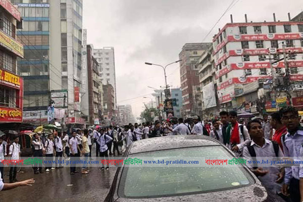 মালিবাগে লাইসেন্স চেক করছে শিক্ষার্থীরা