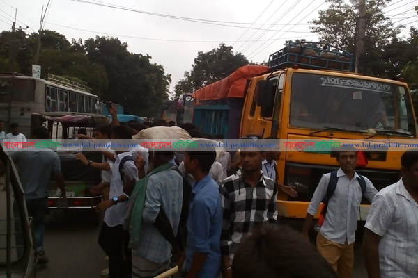 রাজশাহী-চাঁপাইনবাবগঞ্জ মহাসড়কে গাড়ির কাগজপত্র পরীক্ষায় শিক্ষার্থীরা