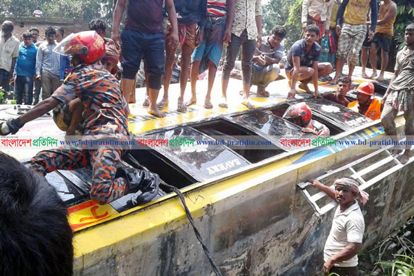 মহেশপুরে যাত্রীবাহী বাস খাদে, আহত ১৫