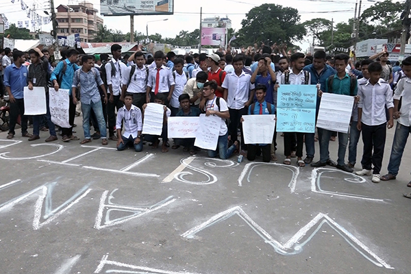 বরিশালে দূরপাল্লার সকল রুটে বাস বন্ধ, দুর্ভোগে যাত্রীরা 
