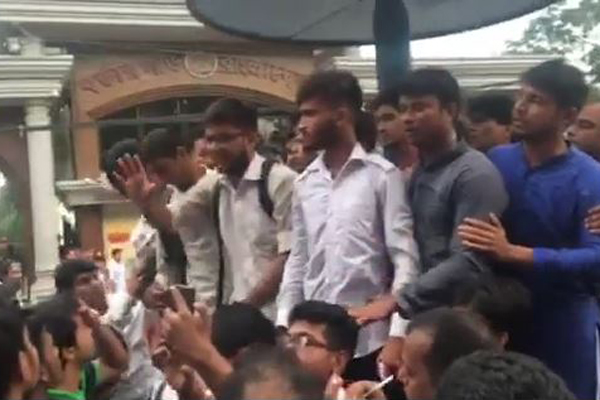 পার্টি অফিসে কাউকে আটকে রাখা হয়নি : আন্দোলনরত শিক্ষার্থীরা