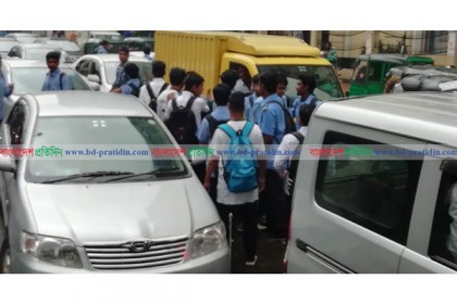 বাংলামোটরে লাইসেন্স চেক করছে শিক্ষার্থীরা