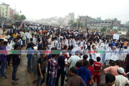 শনির আখড়ায় হাজারো শিক্ষার্থীর অবস্থান