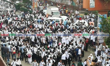 সাইন্সল্যাব মোড়ে শিক্ষার্থীদের অবস্থান, যান চলাচলে বিঘ্ন