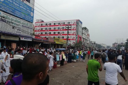 টঙ্গী কলেজ গেইটে শিক্ষার্থীদের বিক্ষোভ, যান চলাচল বন্ধ