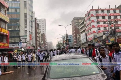 মালিবাগে লাইসেন্স চেক করছে শিক্ষার্থীরা