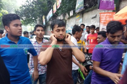 গাড়ি ভাঙতে উসকানি দেওয়ার অভিযোগে ছাত্রকে কান ধরে উঠবস