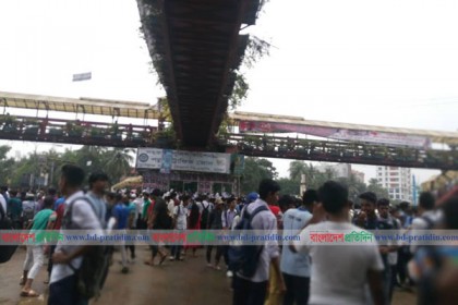 মিরপুর গোল চত্বরে শিক্ষার্থীদের অবস্থান, যান চলাচলে বিঘ্ন