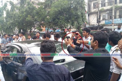 রাস্তা ছাড়তে ছাত্রদের কাছে মিনতি ছাত্রলীগ নেতার