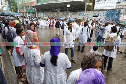 রামপুরা-বনশ্রী রোডে শিক্ষার্থীদের অবস্থান