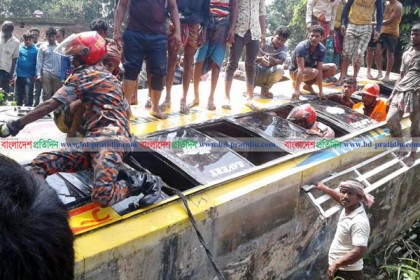 মহেশপুরে যাত্রীবাহী বাস খাদে, আহত ১৫