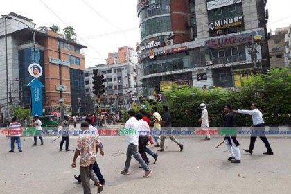 রাজধানীর ঝিগাতলায় ত্রিমুখী সংঘর্ষ
