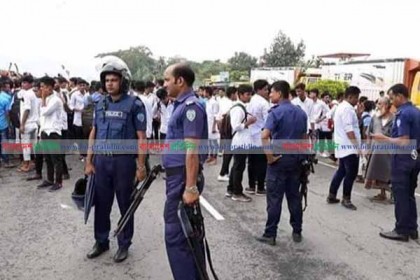 কুমিল্লায় ঢাকা-চট্টগ্রাম মহাসড়ক অবরোধ শিক্ষার্থীদের
