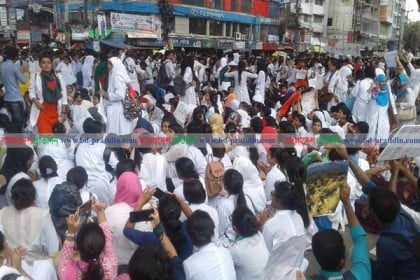 শিক্ষার্থীদের আন্দোলনে অচল চট্টগ্রাম