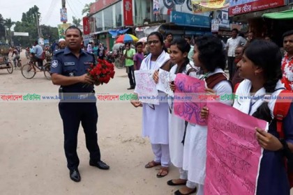 ঠাকুরগাঁওয়ে শিক্ষার্থীদের প্রতি পুলিশের ব্যতিক্রমী উদ্যোগ