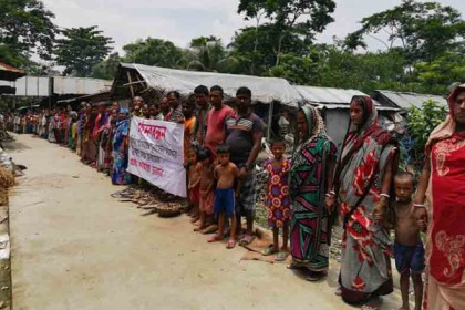 শরণখোলায় দলিত ভূমিহীনদের বিক্ষোভ-মানববন্ধন