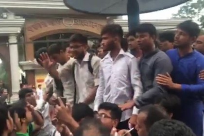 পার্টি অফিসে কাউকে আটকে রাখা হয়নি : আন্দোলনরত শিক্ষার্থীরা