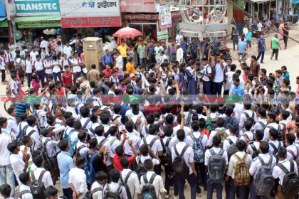 ফুল দিয়ে আন্দোলনের সঙ্গে একাত্মতা ঘোষণা পুলিশের