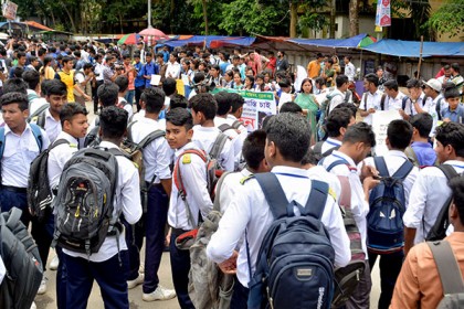 বগুড়ায় শিক্ষার্থীদের অবস্থান, চালকদের লাইসেন্স যাচাই